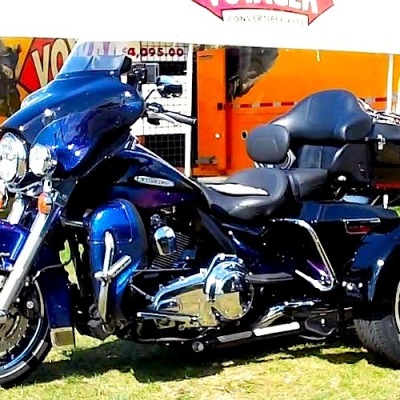 H-D-Dresser-Custom-Blk-15-in-Mach-Face-Blue-Black-Bike-8