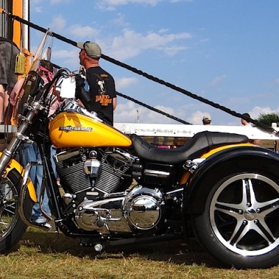 Harley-Davidson-Dyna-Super-Glide-Yellow-Classic-15-in-Mach-Face-1