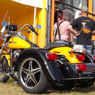 Harley-Davidson-Dyna-Super-Glide-Yellow-Classic-15-in-Mach-Face-2