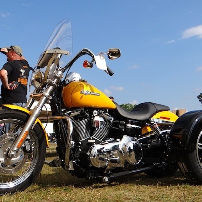 Harley-Davidson-Dyna-Super-Glide-Yellow-Classic-15-in-Mach-Face-3