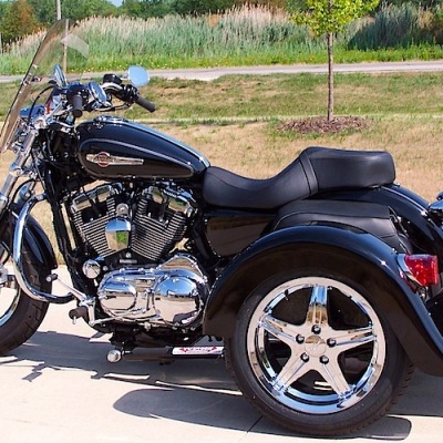Harley-Davidson-Sportster-Black-Classic-15-in-chrome-1